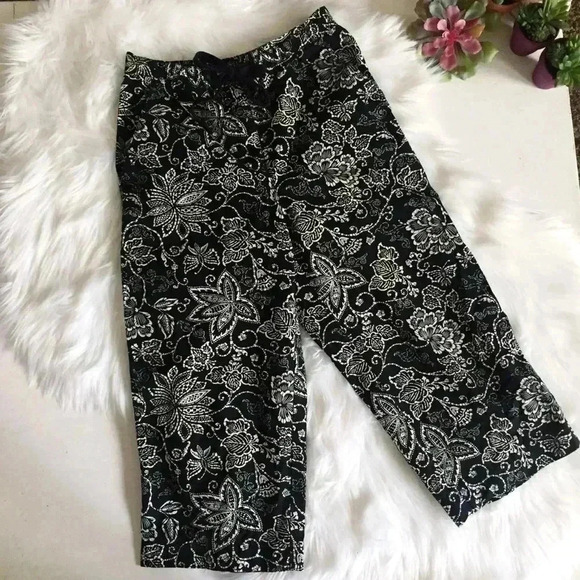 Jones New York Pants - Jones New York Black and White Capri Pant